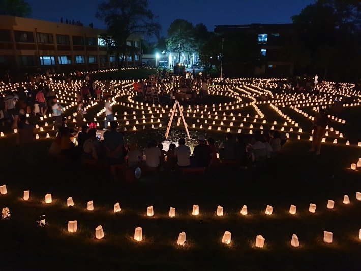 해외 초청작 '위대한 여정', 3000여개의 촛불과 300개의 여행 가방이 수놓은 한밤의 정취가 볼거리였다. 