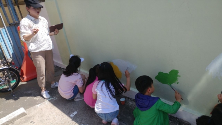아이들이 가정의 달을 맞이하여 손수 벽화를 그리고 있다.(사진출처/수원권선지역아동센터) 