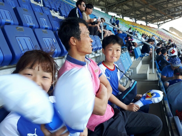 가정의 달을 맞아 부모님과 함께하는 축구 경기를 관람하는 아이들 (사진출처/수원권선 지역아동센터)