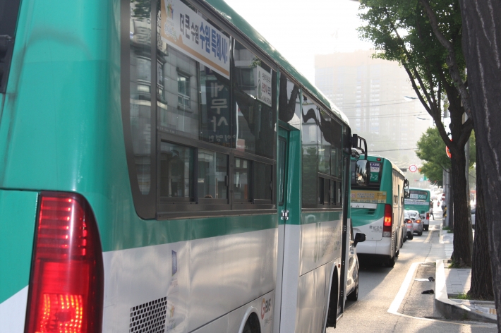법원사거리 정류장에서 대중교통 버스가 승격 승하차를 대기하고 있다.  