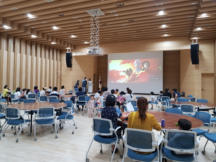 수원유스호스텔 강당에서 열린 수원이주민영화제 22일 상영된 '신서유기' 영화 