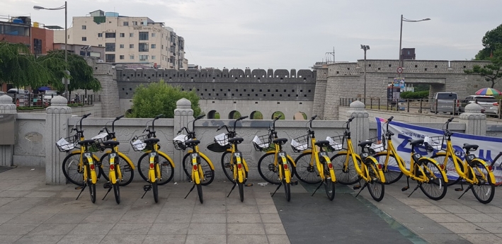 지동교에 새롭게 국내산 자전거가 선보였다. 시민들의 반응을 보기위해 지금은 무료로 사용할 수 있다 