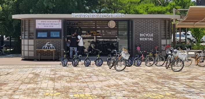 자전거 명품도시 수원은 곳곳에 자전거 대여소가 자리하고 있다