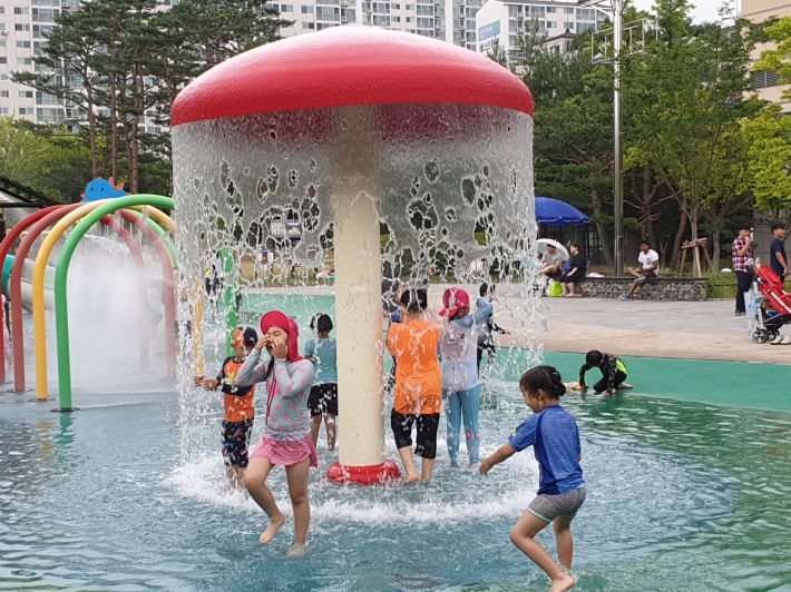 공원 물놀이시설을 즐기고 있는 어린이들