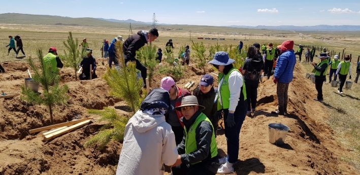 몽골에 수원 시민의 숲이 펼쳐지는 모습을 기대하며 나무를 심는 장면 