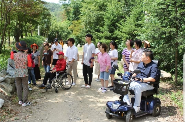 장애인들이 여행을 갈 수 있도록 도와주는 산림바우처 (사진제공 : 김춘봉 회장) 