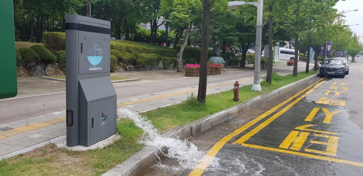 수원월드컵경기장 인근 도로에 설치된 주유기 모양 빗물 공급장치
