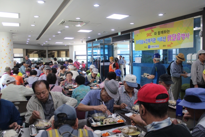 1천여명의 어르신이 맛있게 식사를 하고 있다. 