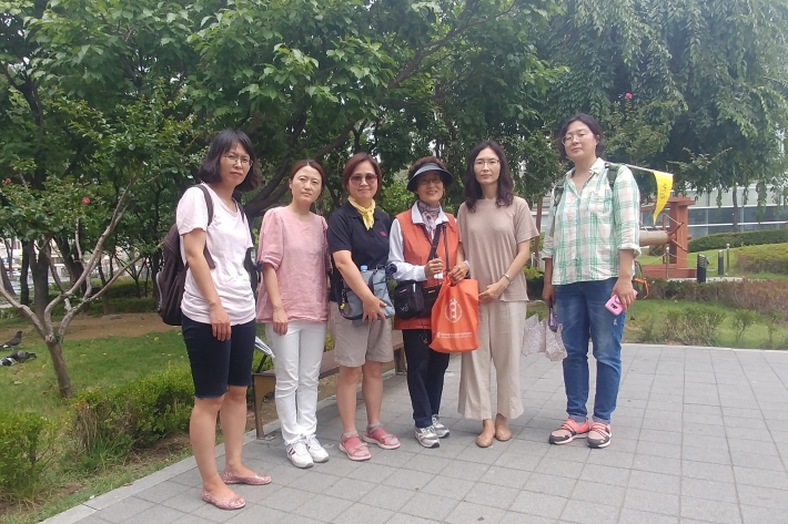 김중배 마을해설사와 '다산역사'동아리 회원이 행궁동 왕의 골목 특별 여행을 떠났다.