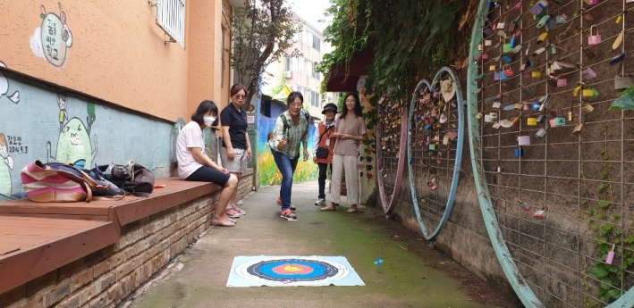 김중배 마을해설사가 준비한 전통놀이를 하며 골목의 추억을 나누고 따듯함을 경험했다.