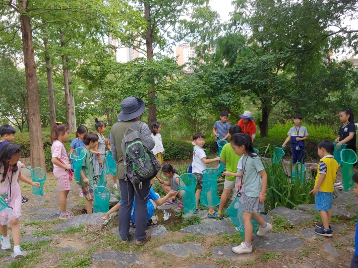 도서관 옆 연못에서 자연물 관찰을 시작하는 아이들