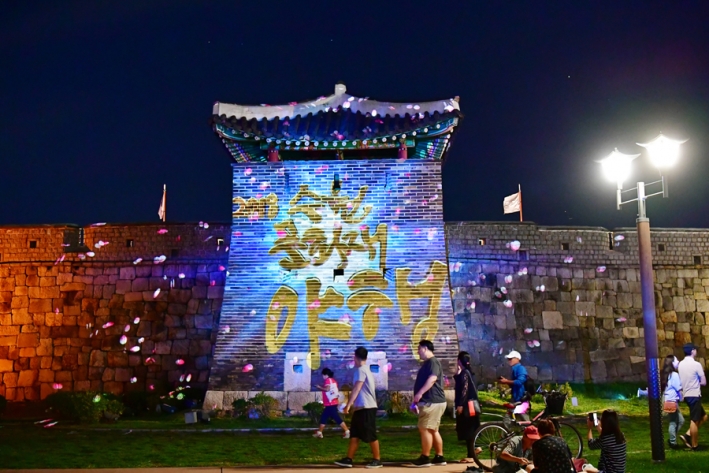 2018년 수원 문화재 야행, 수원화성 북동포루와 성벽이 고풍스런 스크린으로 변했다.