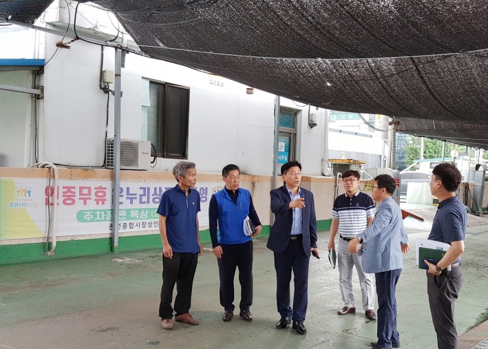 원영덕 수원시 경제정책국장(왼쪽 세 번째)이 권선시장에서 사업 진행 상황을 점검하고 있다. 