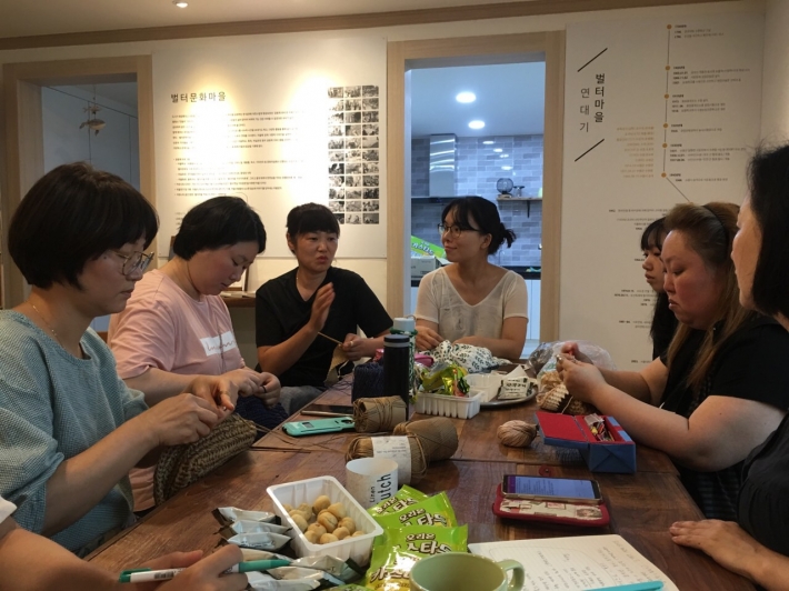 벌터마을의 코바늘뜨기 동호회 '휘마'의 회원들이 '마실'에서 코바늘뜨기를 하는 모습