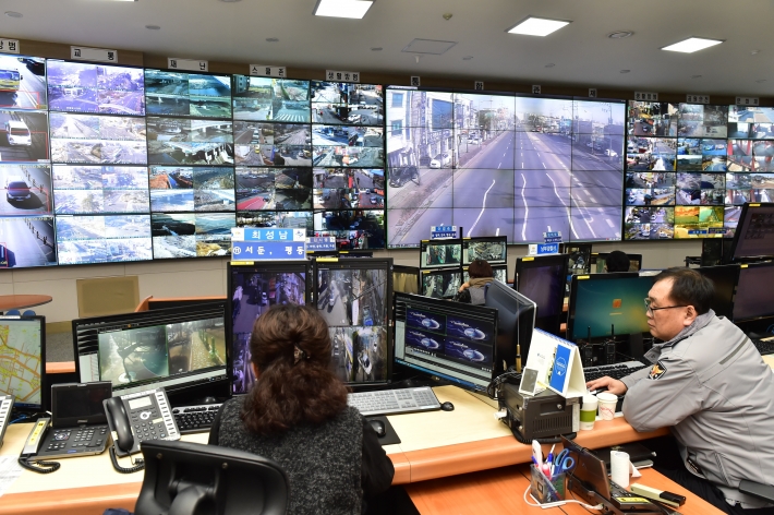 수원시 도시안전통합센터 'CCTV 통합관제상황실' 모습. 