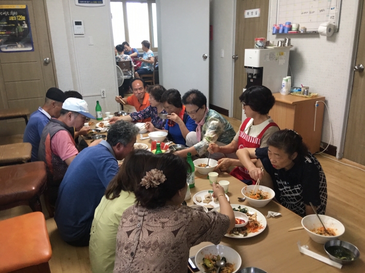 어르신들이 이웃사상 봉사단이 준비한 음식을 맛있게 드시고 있다.