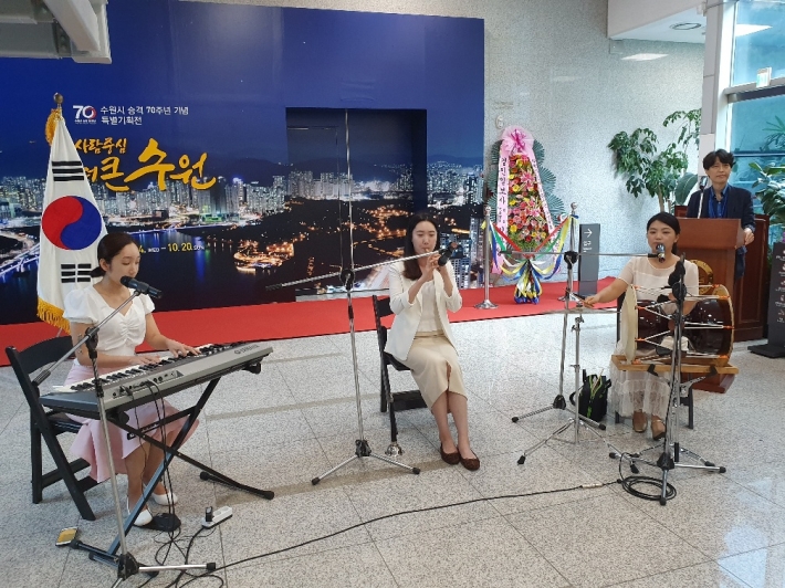 '남여울' 팀이 식전공연으로 '홀로 아리랑'을 연주하고 있다. 