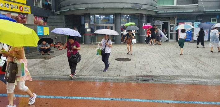 비가 오는 가운데 남문시장을 방문한 타이베이 상인들