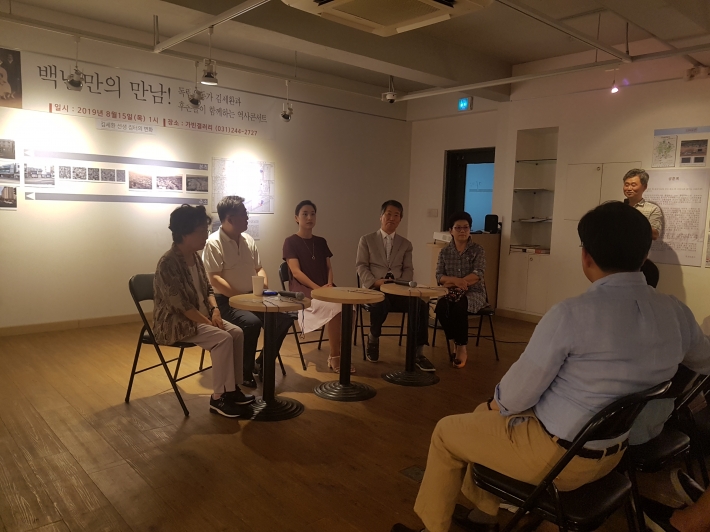 독립운동가 김세환과 후손들이 함께하는 역사콘서트 '백년만의 만남'에서 후손들이 선생에 대한 일화를 들려주고 있다.