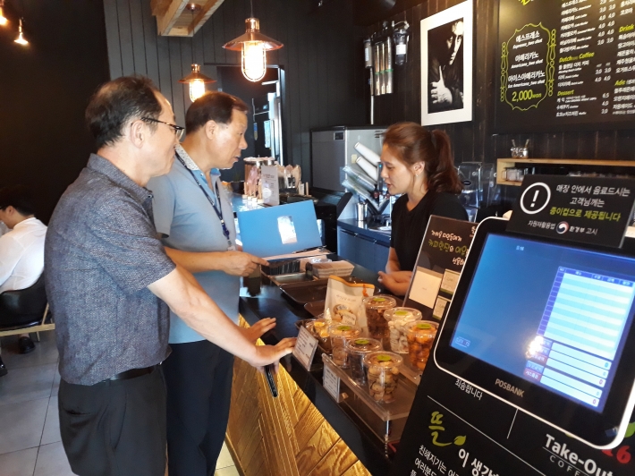 수원시 점검반이 인계동 소재 한 카페에서 일회용품 사용을 단속하고 있다. 