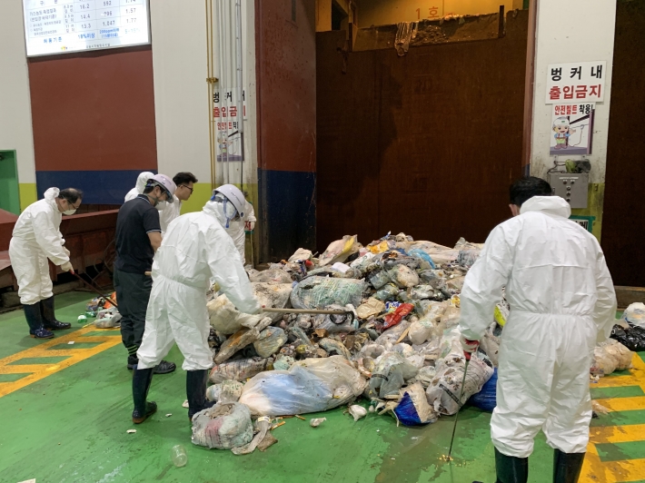 수원시 청소자원과 관계자들이 수원시자원회수시설에서 반입 쓰레기 샘플링 작업을 하고 있다. 