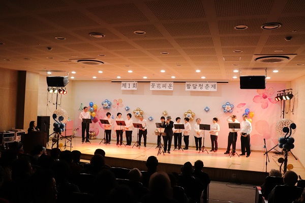 평생교육프로그램 '하모니카' 팀이 독주와 합주 공연을 펼치고 있다.