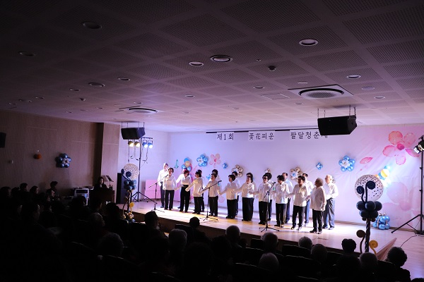 평생교육프로그램 '노래1반' 팀이 합창 공연을 펼치고 있다.