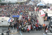 남문거리축제 2일 째 지동교 특설무대 앞에 시민가요제를 보기 위해 모인 관람객들