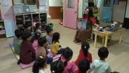 수원시 초미세먼지관리사가 교구를 사용해 어린이들을 대상으로 교육을 진행하고 있다.