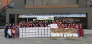 수원 순복음교회가 곡선동행정복지센터에 김장김치를 기탁하고 기념촬영을 하고 있다. 