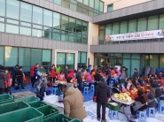 우만1동은 센터 앞마당에서 80여명의 봉사자들과 함께 사랑의 김장 담그기 행사를 가졌다. 