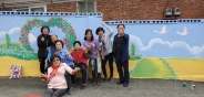 벽화작가 김영수씨와 마을 주민들이 기념촬영을 하고 있다.(오른쪽 3번째 김영수 작가)