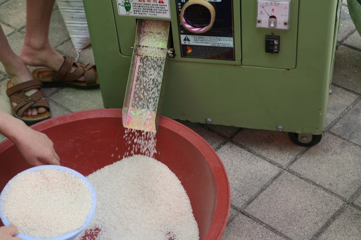 기계를 이용해 쌀을 새롭게 도정하고 있다