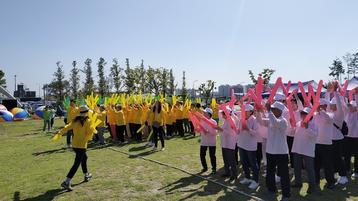 수원시 4개구 보건소가 주최한 '뇌 청춘 돌려주는 가을 운동회'에 치매 어르신들과 가족이 참여하고 있다. 