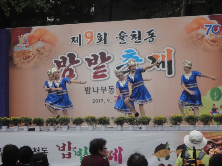 정만천하의 중국전통춤을 선보인다