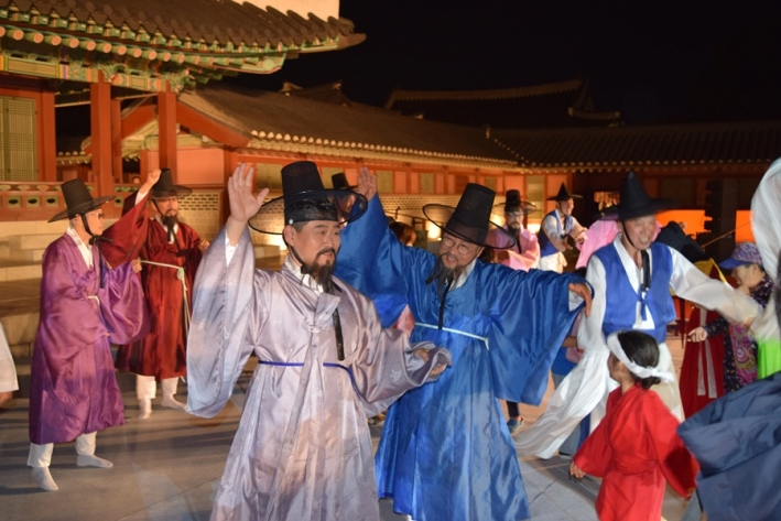 2018년에 열렸던 수원화성 낙성연, 낙성연은 출연진과 관객이 함께하는 대동놀이로 막을 내린다.