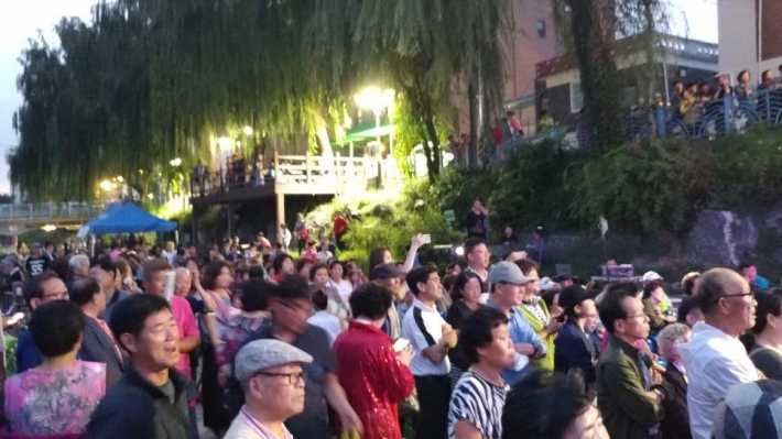 버드내 음악나들이 행사에 많은 시민들이 참여하여 응원에 열을 올렸다.