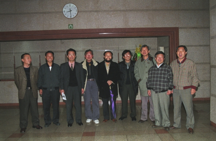  1999년 12월 3일 극단성 창립 17주년 공연에 함께 한 (사)화성연구회 회원들. 오른쪽으로부터 네번째가 고 김성열. 사진/이용창 (사)화성연구회 이사 