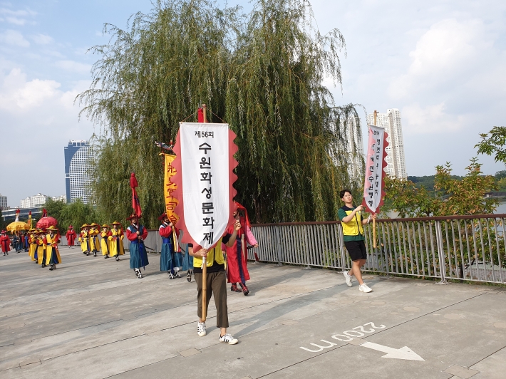 제56회 수원화성문화제를 홍보하기 위해 정조대왕 거둥행사가 21일, 28일 두 차례 펼쳐졌다.