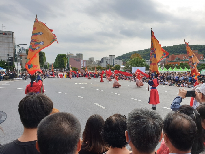 장안문에서 화성행궁 구간에서 시민경연대회와 퍼레이드가 펼쳐졌다.