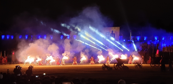 폐막공연으로 야간군사 훈련 '야조'가 연무대에서 펼쳐졌다. 