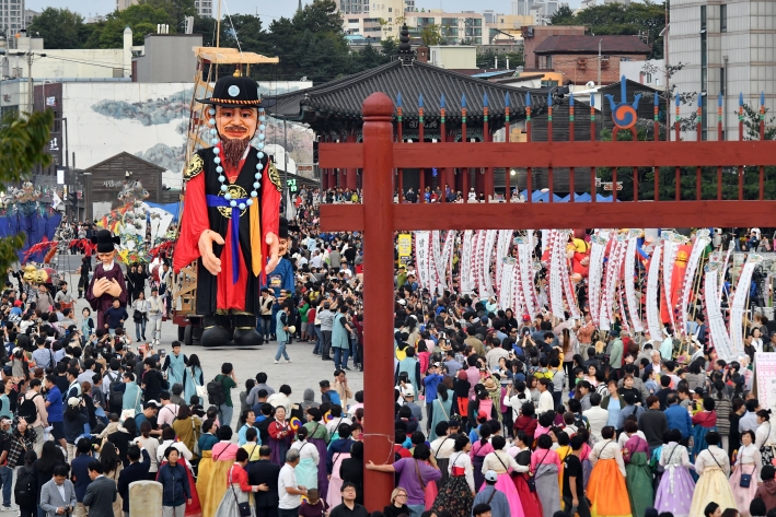 문화제 마지막 날에 펼쳐진 시민경연과 퍼레이드가 펼쳐져 관람객들을 즐겁게 했다(사진출처: 수원시 포토뱅크, 강제원)