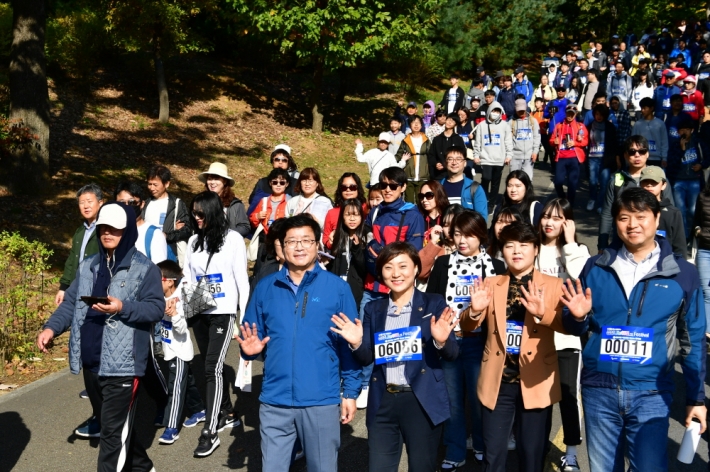 '2018 수원시와 삼성전자가 함께 하는 나눔워킹 페스티벌'에 참여한 염태영 시장과 시민들.