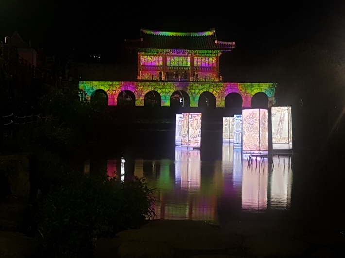 제56회 수원화성문화제가 열리고 있는 화홍문, 수원등불축제 '정조 미래의 빛'