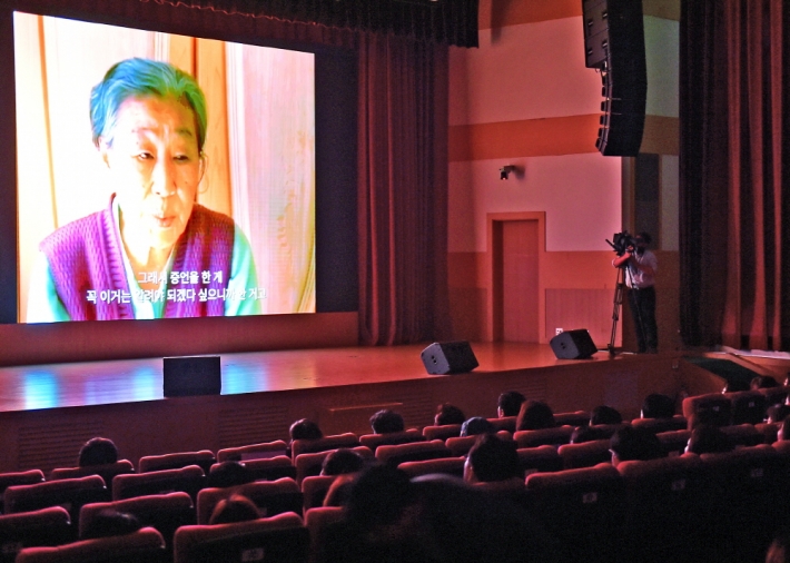 수원시 공직자들이 영화 '김복동'을 관람하고 있다. 