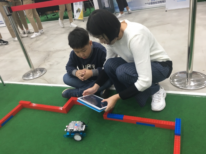 참가 어린이가 코딩으로 구동되는 로봇 축구를 해보고 있다
