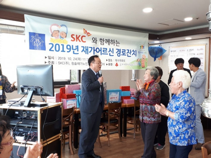 SK청솔노인복지관 김보기 관장과 어르신들이 함께 노래 부르며 흥겨운 시간을 보내고 있다.