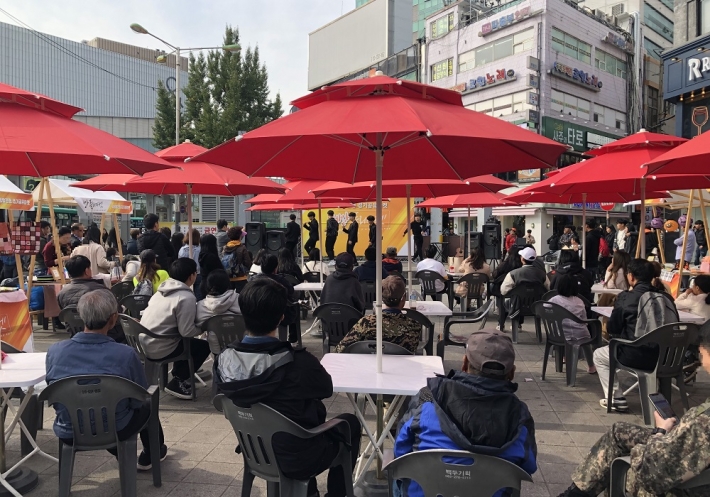 수원역 문화광장에서 열린 공연을 시민들이 즐기고 있다.