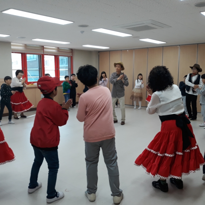 상캠포 회원과 서호초 어린이들의 포크댄스 수업 장면