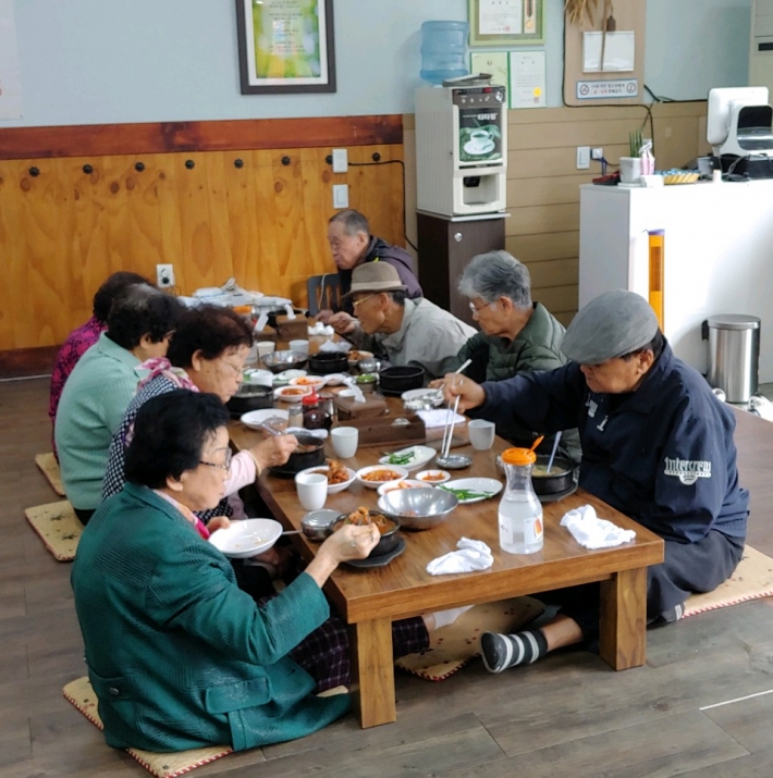 지역 내 어르신들이 국밥데이를 맞아, 국밥을 드시고 계시다.